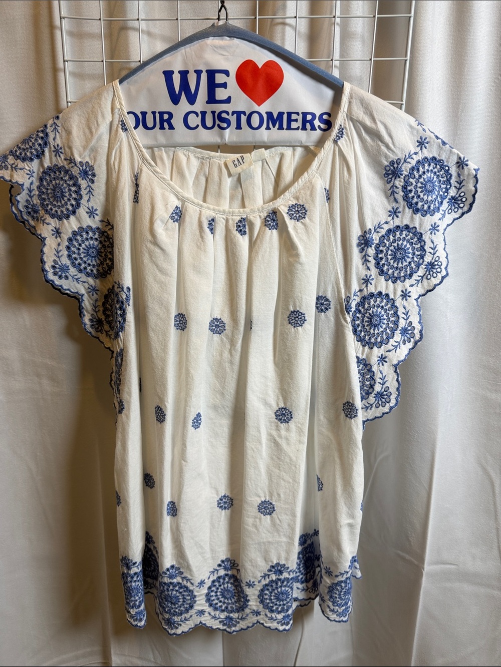 GAP White Top Blouse Blue Embroidered Medallions cotton